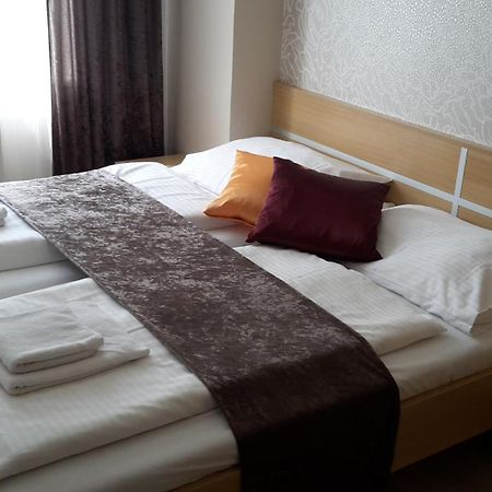 Břeclav Hotel Imos מראה חיצוני תמונה