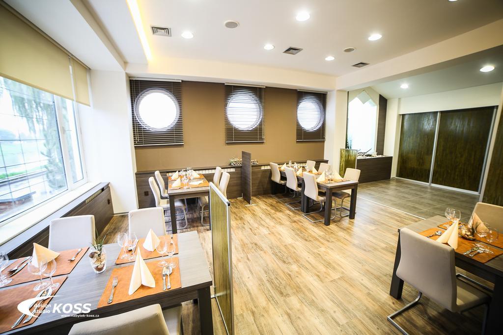 Břeclav Hotel Imos מראה חיצוני תמונה