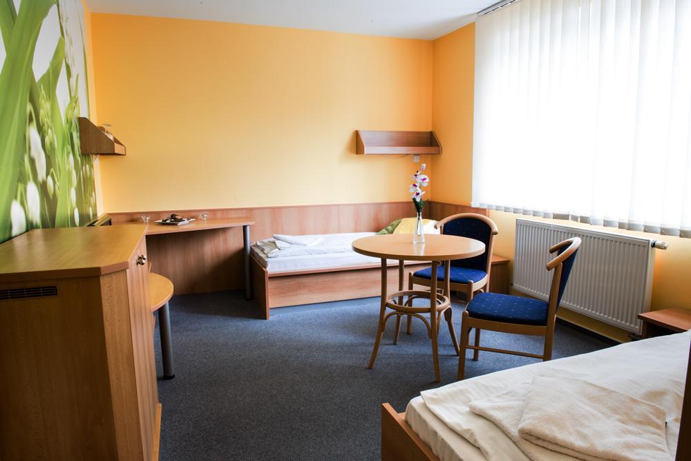 Břeclav Hotel Imos מראה חיצוני תמונה