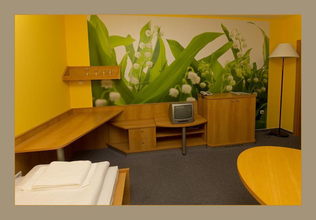 Břeclav Hotel Imos מראה חיצוני תמונה