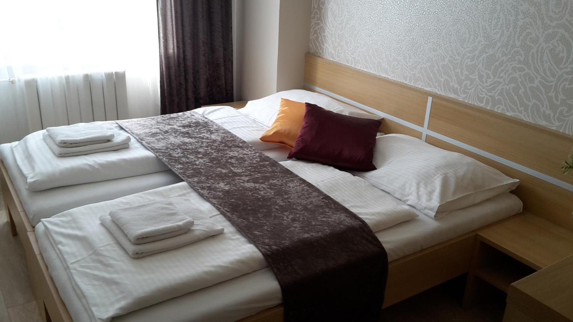 Břeclav Hotel Imos מראה חיצוני תמונה